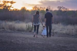 famille qui se tien la main, heureuse suite a un accompagnement parsonnalisé